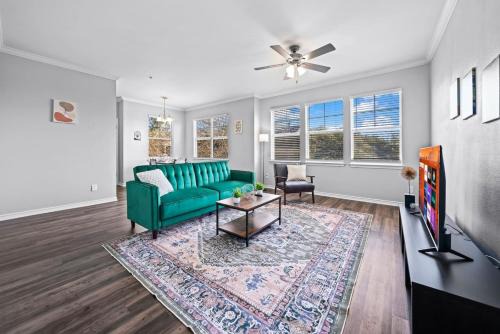 Stylish Haven 2 BR, 2 BA Pool