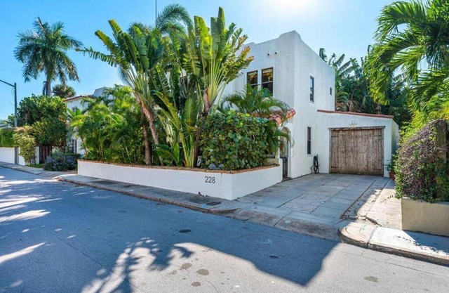Stylish Historic Spanish Retreat Close to Beach!