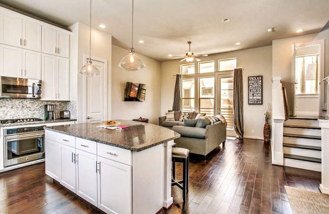 Stylish Home by Riverwalk + Downtown/Sleeps 10