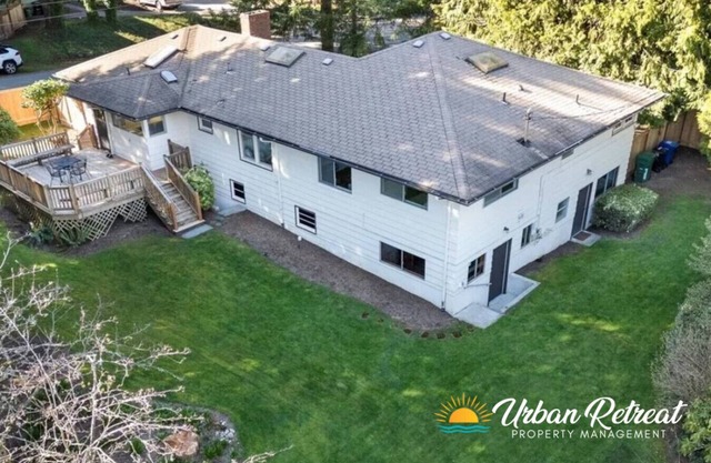 Stylish House w/Huge Backyard, A/C & Pet Welcome