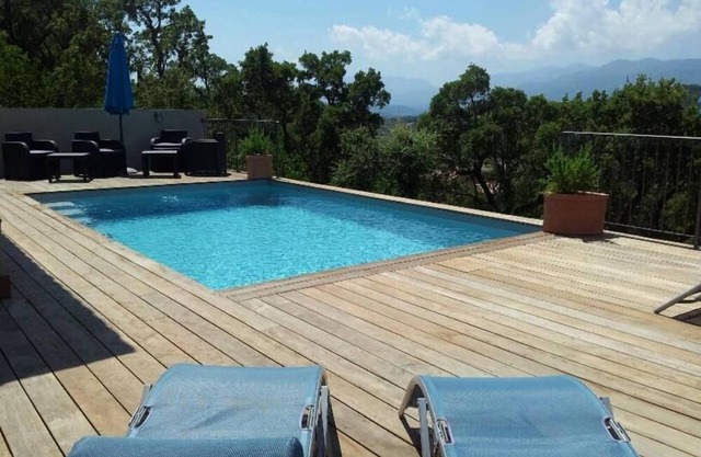 Stylish house with air conditioning, secure swimming pool, garden, 3km from the beaches