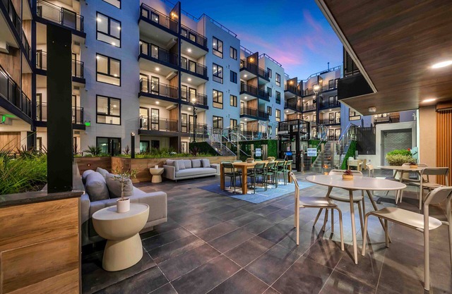 Stylish K-Town Luxury: 2Qbeds, Golf, Pool