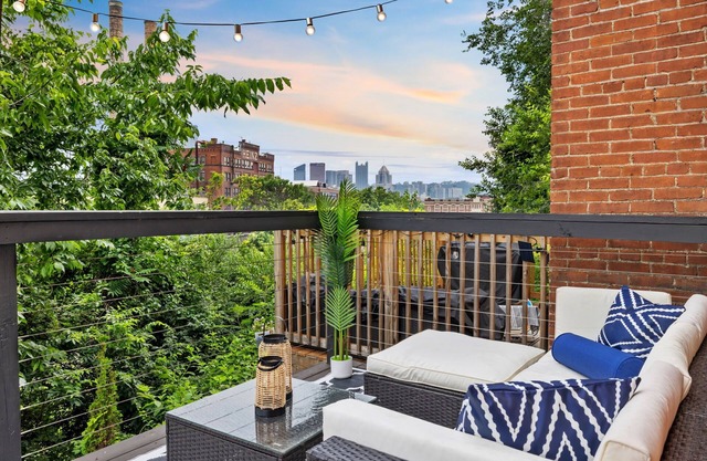 Stylish King Suite w Deck & City Views