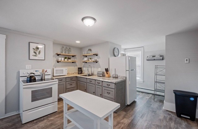 Stylish & Large Top Floor w/Private Front Porch