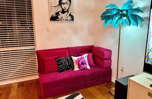 Stylish Loft with High Ceilings & Tons of Natural Light Near Highland Park