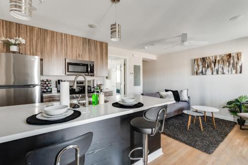 Stylish Luxe Apt w/Onsite Parking