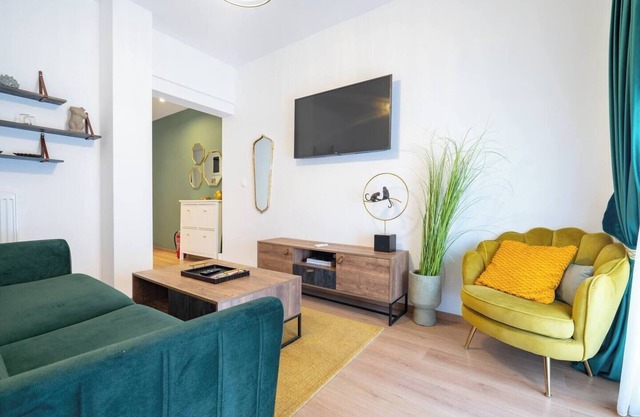 Stylish Metaxourgio 3 pers apart by MPS