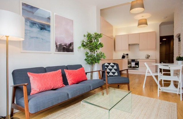 Stylish & Modern 3 Bed Flat in NW London with Garden