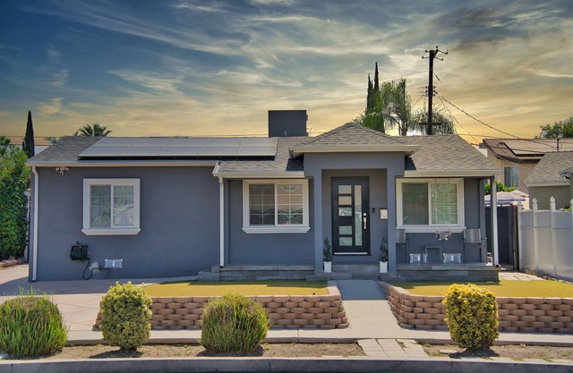 Stylish Modern Retreat: King Bed, Firepit, Chef's Kitchen, Near Universal