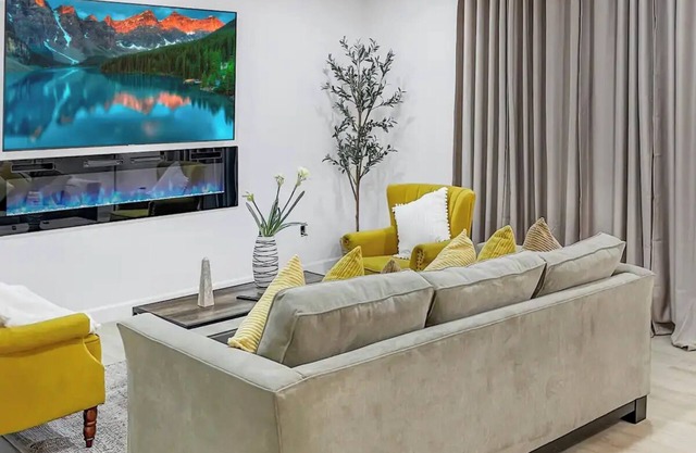 Stylish Modesto Getaway: Near Hospitals & Shoppingnn