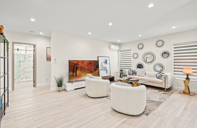 Stylish New Home Bright, Modern & Fully Stocked