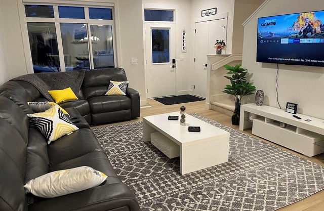 Stylish New Home, Near Shops, WiFi, 2V Garage, Smart TV, Private Yard, Near ✈️.