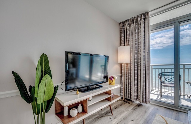 Stylish Newly renovated Beach Condo for 6, Camelot Resort 15th Floor