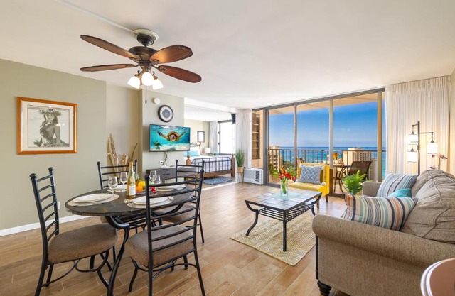 Stylish Ocean View Condo Near Waikiki Beach with Free Parking!