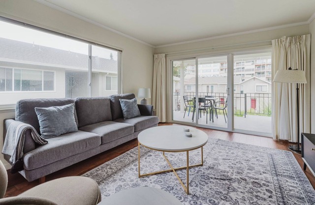 Stylish Palo Alto 2BR w/Balcony, Courtyard & W/D