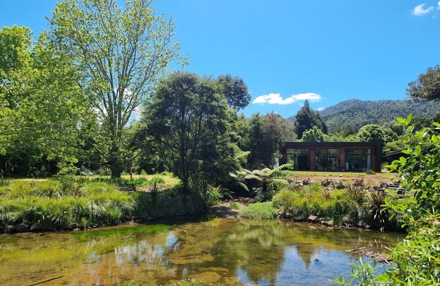 Stylish-Peaceful-Tranquil-Spacious Couples Getaway. Pond/Stream/Fire/Internet