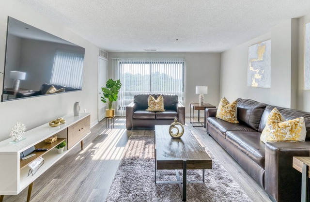 Stylish Pet-Friendly 2-Bedroom Apartment W/pool