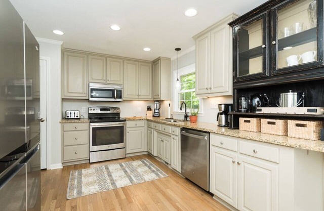 Stylish Ranch- less than a mile from downtown Cary