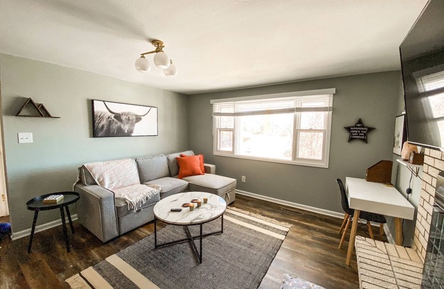 ★Stylish★ remodeled Apt near IvyWild/Downtown