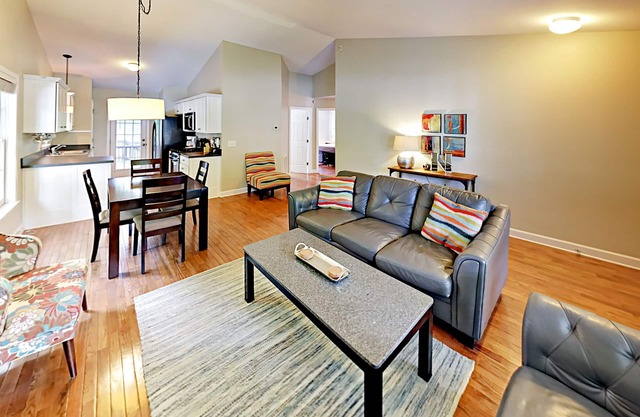 Stylish Remodeled Cottage w/Classic Front Porch Swing - Walk to 5 Points