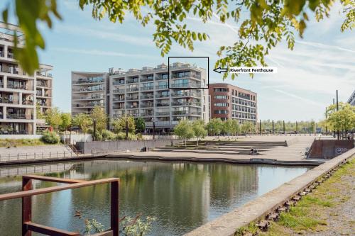 Stylish Riverfront Penthouse with Skyline View
