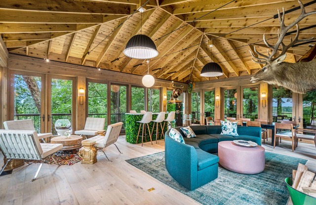 Stylish riverfront retreat w/hot tub, screened boathouse, fishing dock & kayaks