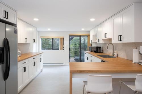 Stylish Scenic Oasis 3-Bed Suite West Van