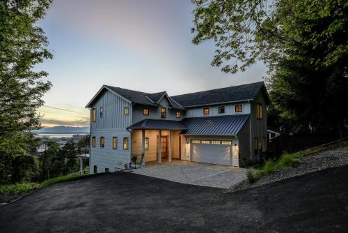 Stylish Seattle farmhouse plus Bonus suite and amazing views