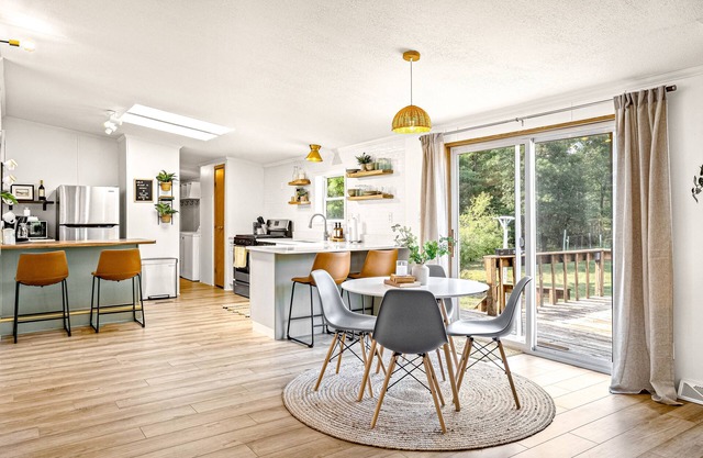 Stylish, secluded retreat with large deck & nature views - near parks & golf