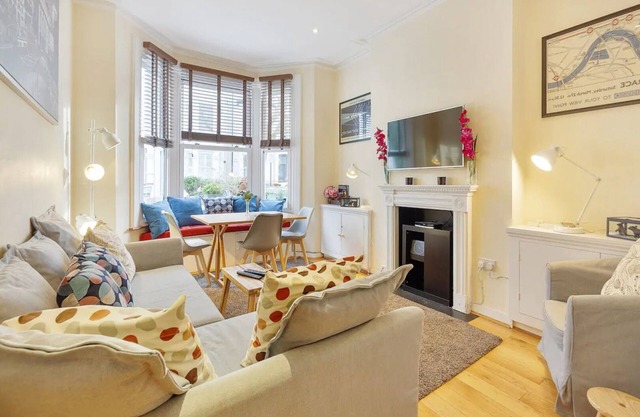 Stylish self contained patio Garden Apartment in London’s fashionable SW6,