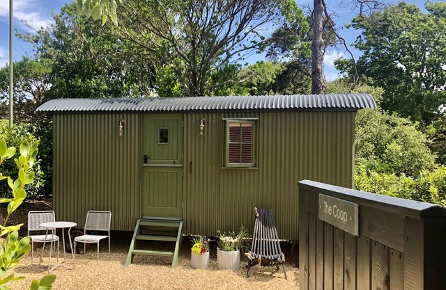 Stylish shepherd's hut, 10 mins walk from beach and village