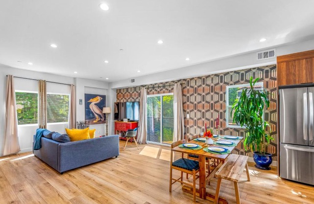 Stylish Sherman Oaks Townhouse 3bed + 3.5bath All Master Suites