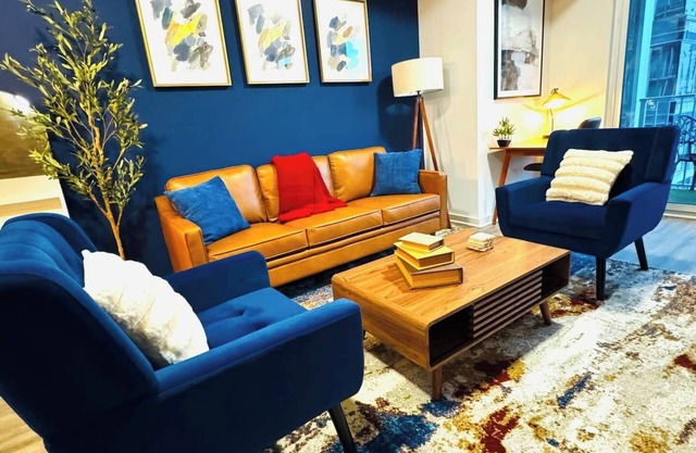 Stylish space in Midtown Atlanta, minutes from Mercedes Benz Stadium, State Farm Arena, Google, Whole Foods, 5 Star Restaurants, Coffee Shops, Parks, Georgia Aquarium, & Zoo Atlanta. A short drive to the airport, Six Flags, & Buckhead.