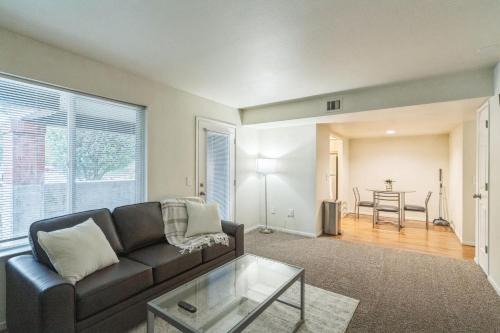 Stylish Stay at Kinsrow Steps from DT