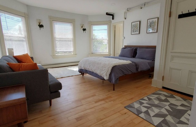 Stylish Studio in the Queen Cityn
