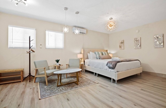 Stylish Studio, King Bed, Smart TV, Kitchen Essentials, Onsite Laundry, and an Ideal Location for Shopping and Culinary Adventures.