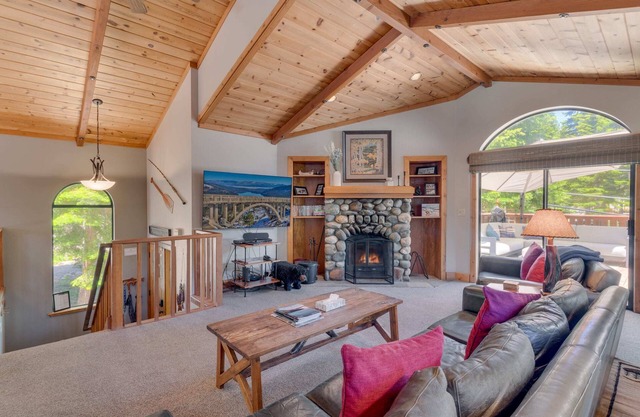 Stylish Tahoe Cabin+Hot Tub, Beach & Walk to Trails