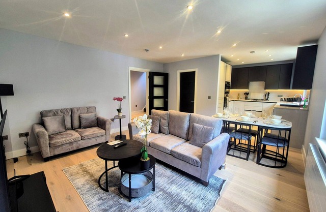 Stylish Urban Retreat - Duplex 3 bedroom Apartment (All En-Suite) - Sleeps 6