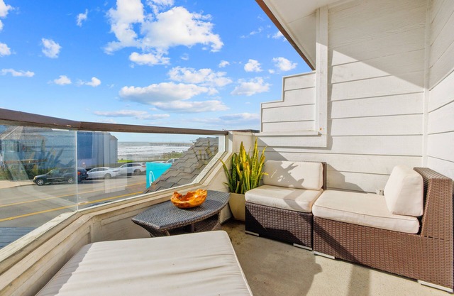 Stylish, walkable suite with balcony, ocean & pier views - dog-friendly
