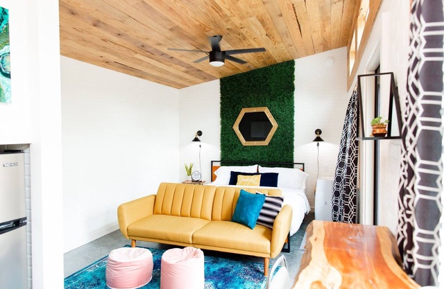 Sub Urban Paradise ~ cozy and private backyard tiny house