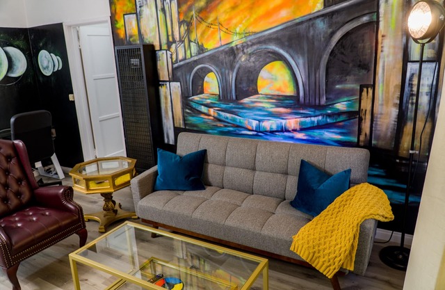 SUBMERSIVE ART KING BED WIFI SANITIZED DOWNTOWN