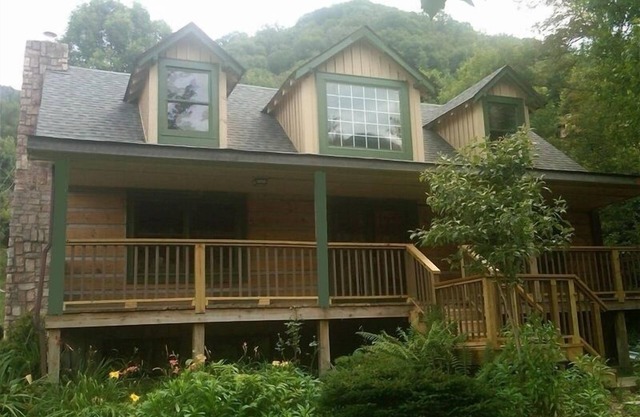 Sugar Plum Cabin - Beautiful leaf & Mountain View, Kids Ski FREE, Holiday FUN