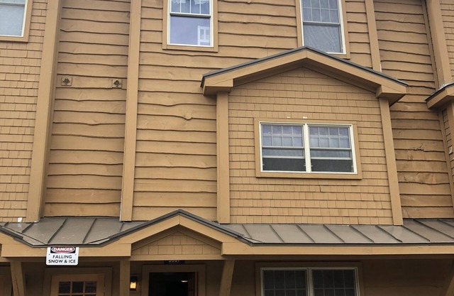 Sugarloaf on mountain sleeps 10-12 3 bedrooms. short walk to snubber lift