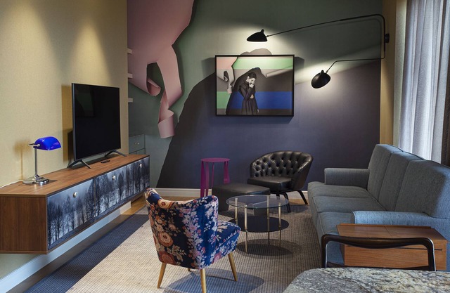 Suite 15 PLAY