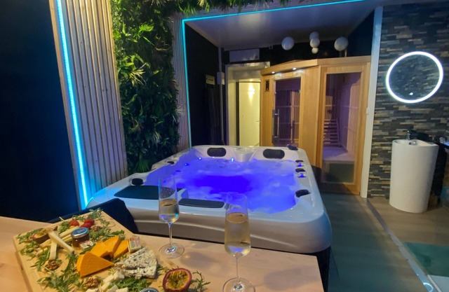 Suite with jacuzzi and sauna