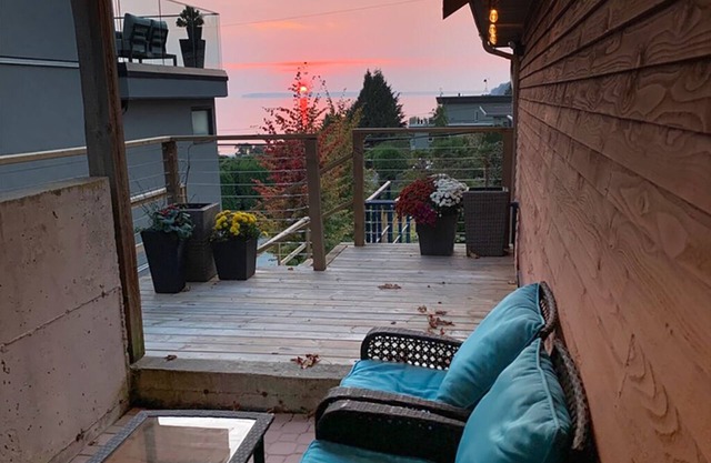 Suite with ocean view patio, three blocks to pier.