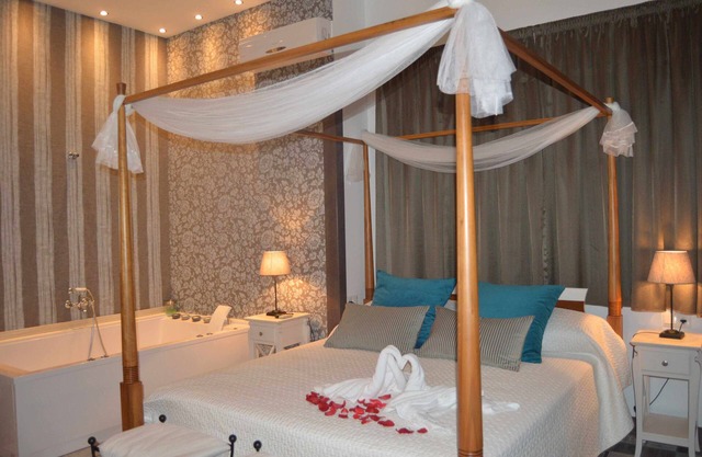 Suite with private jacuzzi in the room