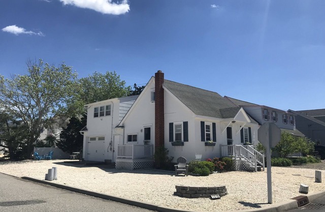 Summer 2024 Dates Open! 3bed2bath Beautiful Surf City home, ideal location.