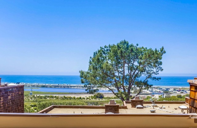 Summer beach retreat! 2/2 light-filled, End Unit, Amazing Views, Walk to beach.