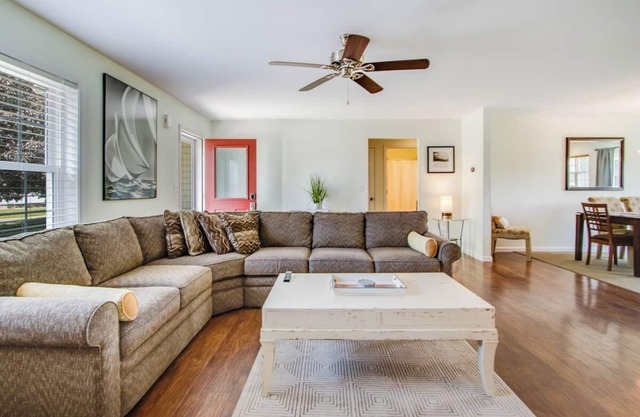 Summer Breeze -central Rehoboth 3BR w/yard, game room in garage